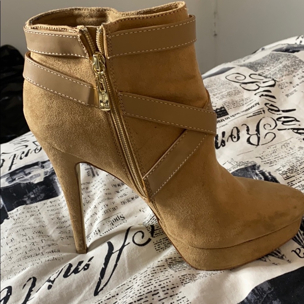 Beige heel boots